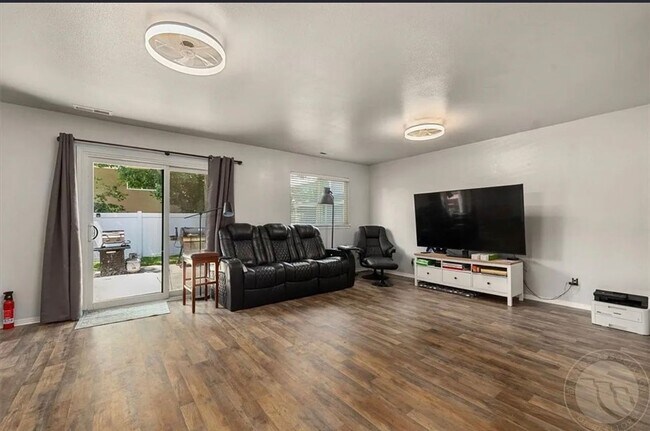 Foto del edificio - Spacious heights home