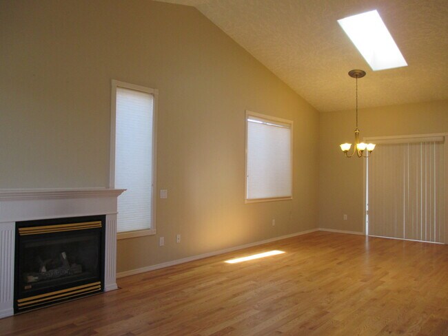 Building Photo - Three Bedroom Home in North Salem with Vaulted Ceiling and Skylight