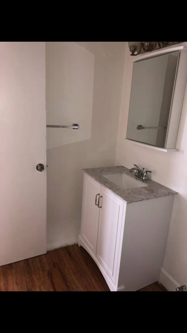 Foto del edificio - 2150 N Beachwood Dr