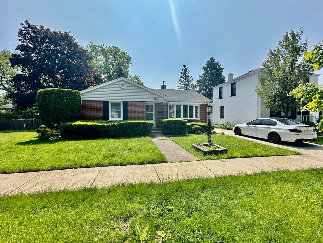 Primary Photo - 823 N Yale Ave