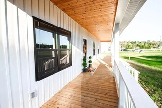 Building Photo - 907 Honeysuckle Ln