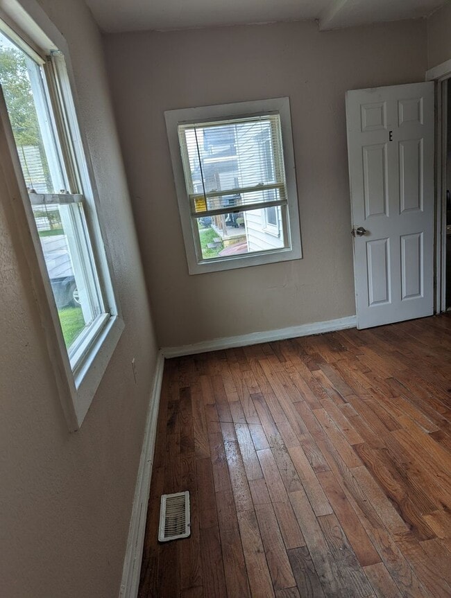 Building Photo - COZY Room for Rent nestled in Downtown Suf...