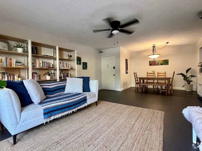 Building Photo - 13720 SW 90th Ave