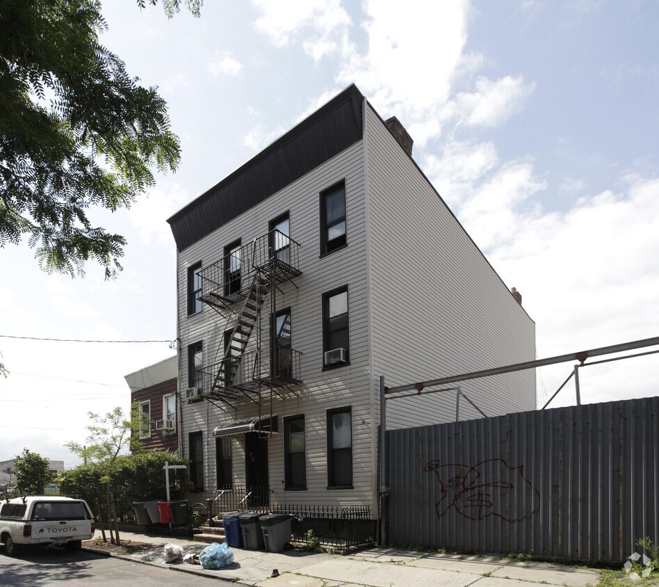 Primary Photo - 30 Huntington St