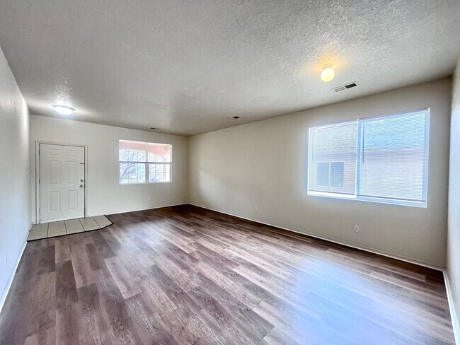 Foto del edificio - Stunning 3 bed, 2.5 bath, 2575 sq ft home New Flooring