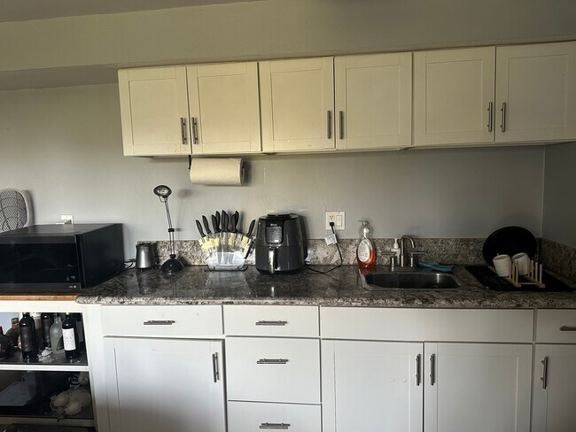 Área de bar con gabinetes y fregadero - 2300 Sunset Heights Dr