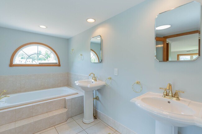 Foto del edificio - 4 Bed, 3, Bath Single Family Home in Ranson, WV