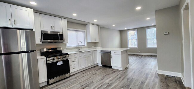 Foto del edificio - Brand new rehab luxury coach house in Albany Park