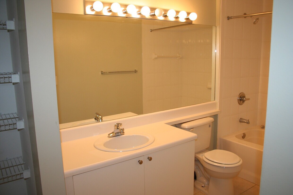 Primary Photo - Pretty 1/1 in Gated Community w/Awesome Am...