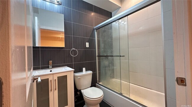 Foto del edificio - 42-18 Bell Blvd