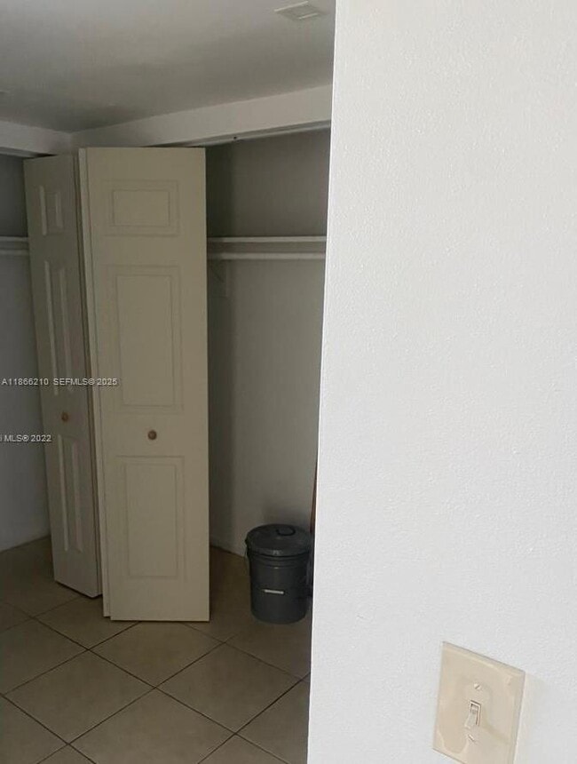 Building Photo - 18900 NE 3rd Ct