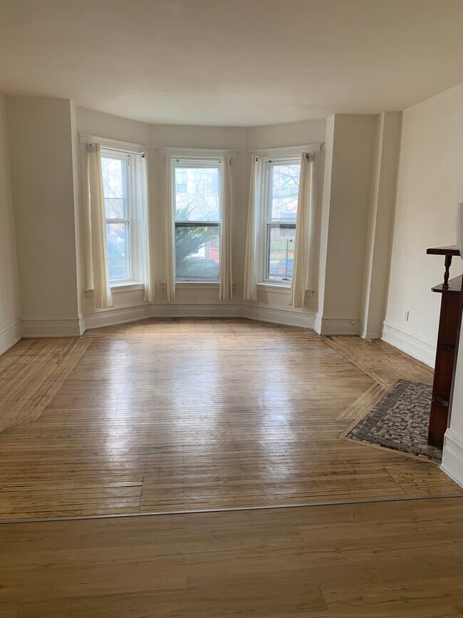 LR, looking east at bay windows - 6122 S Kenwood Ave