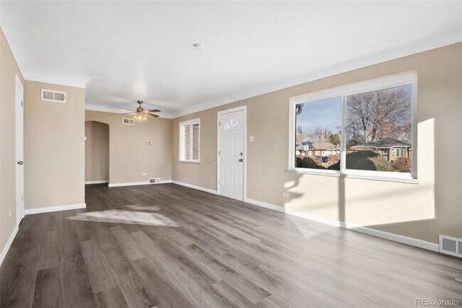 Foto del edificio - 2301 Newport St