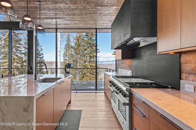 Foto del edificio - 99 Forest Ln