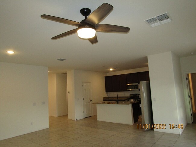 Building Photo - Single Story 4 bedroom with den open layout