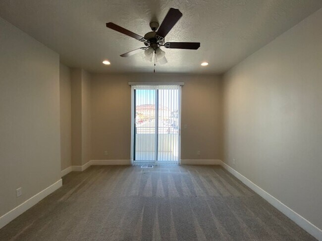 Foto del edificio - Beautiful 3 Bedroom Townhome Close to Amenities! $200 Off First Month's Rent!