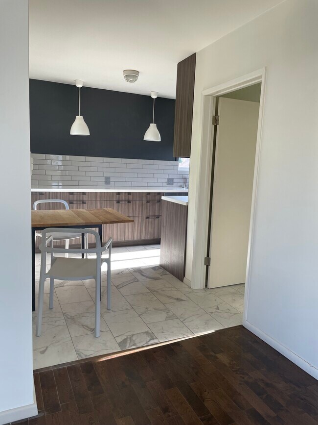 Kitchen and sitting area - 609 N Mariposa Ave