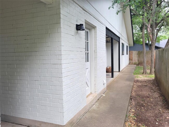 Building Photo - 8604 Mesa Dr