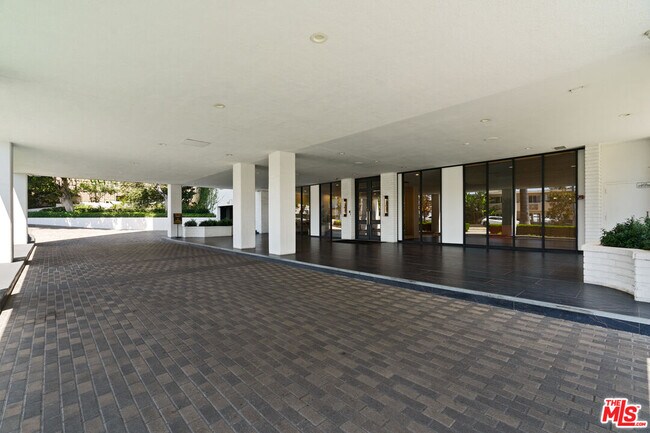 Building Photo - 7135 Hollywood Blvd
