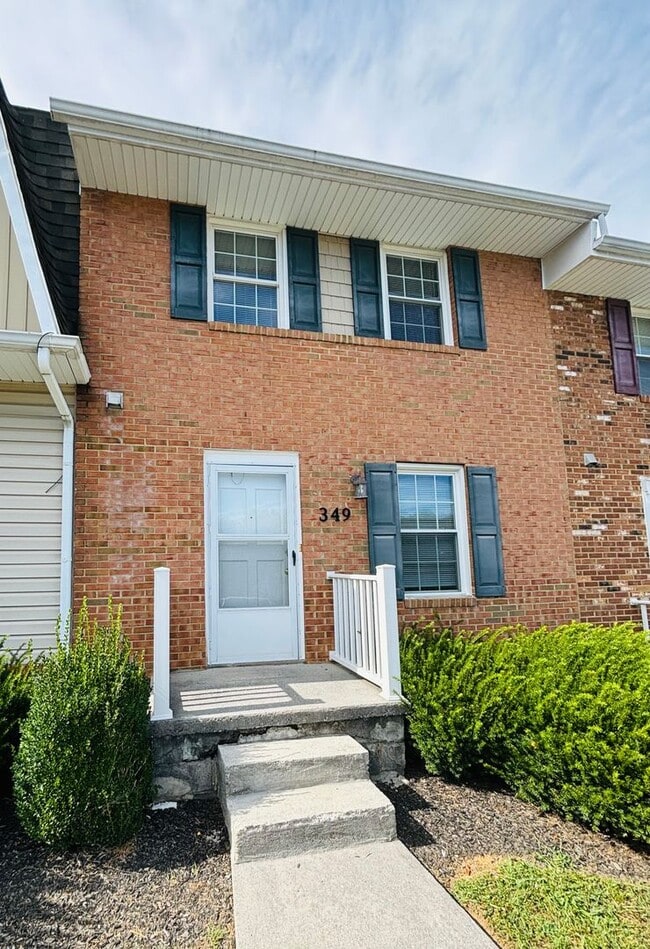 2 Bedroom, 1.5 Bath Townhouse - 2 Bedroom, 1.5 Bath Townhouse