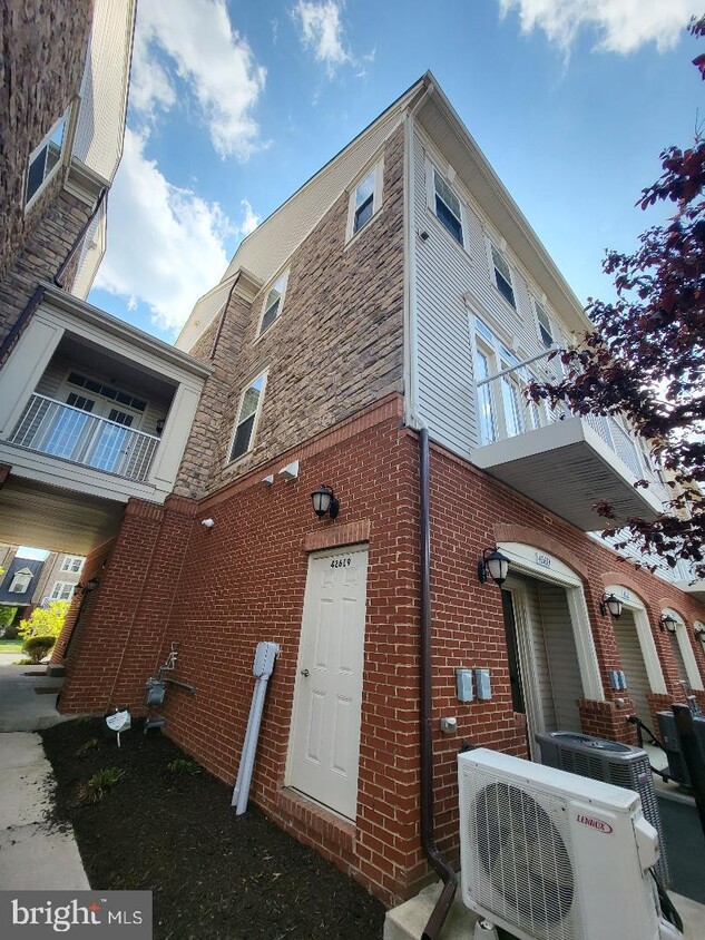 42619 Capitol View Terrace, Broadlands, VA 20148 Townhome Rentals in