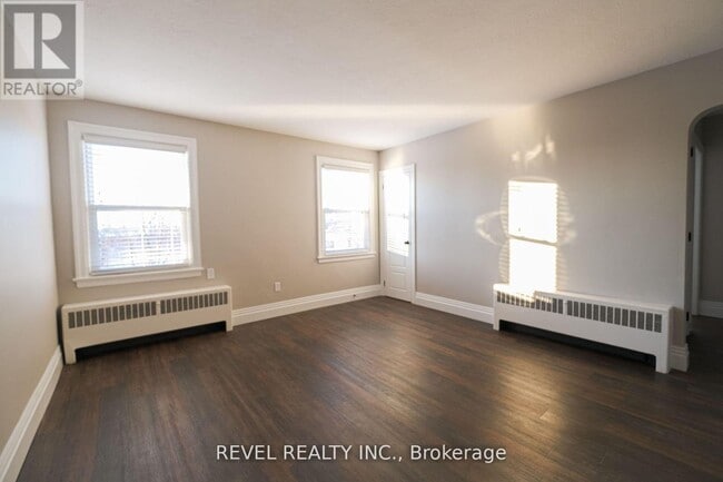 Photo du bâtiment - 350 Simcoe St N