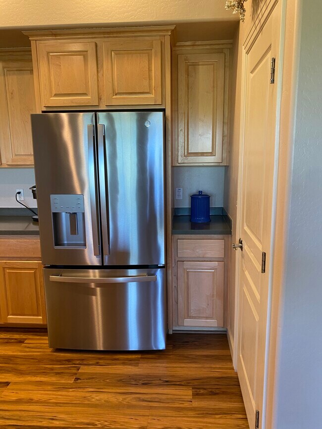 Armario - 20750 N 87th St