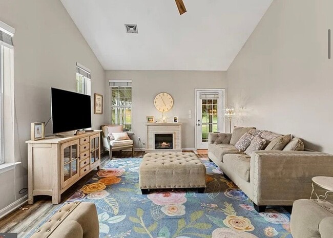 Foto del edificio - 640 Springhouse Ln