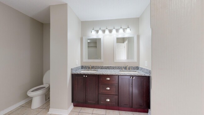 Baño principal con lavabos dobles - 6797 Water Street