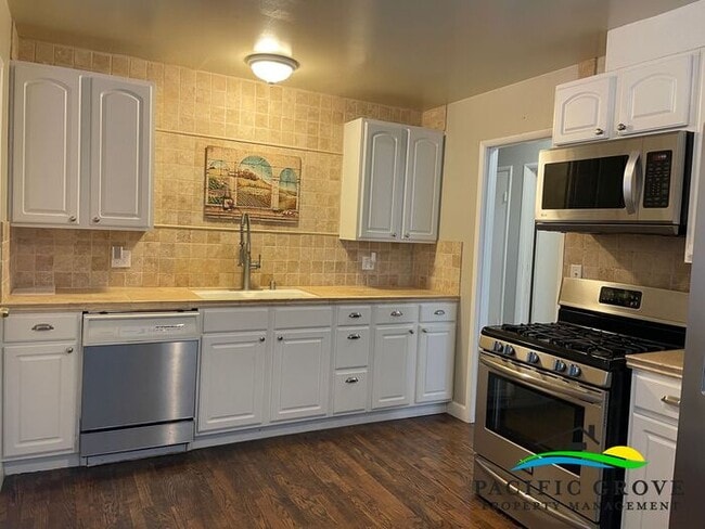 Building Photo - Updated Three Bedroom