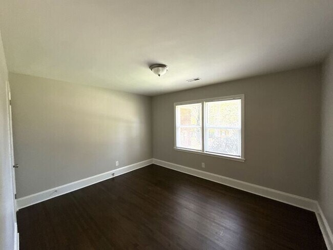 Foto del edificio - T.R. Lawing Realty Property