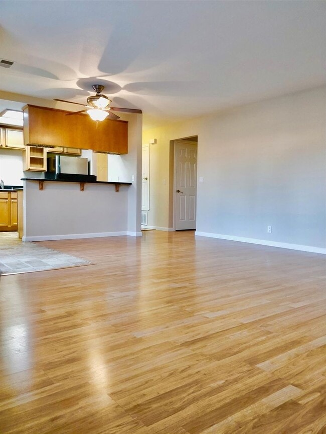 Foto del edificio - Spacious Condo Near Mall & Freeway