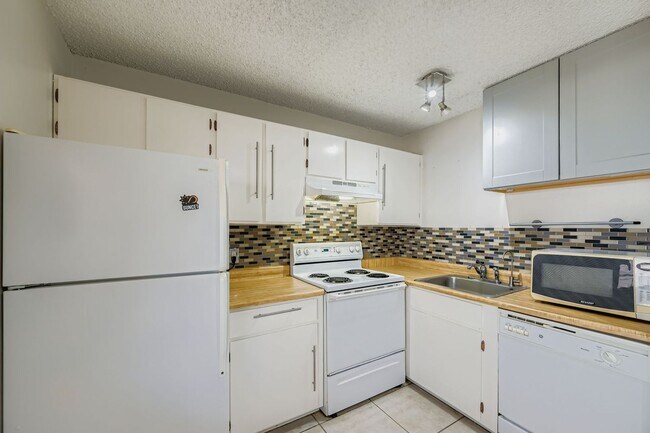 Foto del edificio - Move-In Ready 1-Bed Near Campus ***Application fee reimbursed and admin fee waived!***