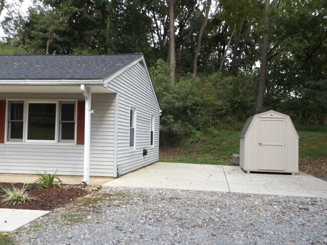 Vista del patio y el cobertizo. - 7413 Spout Hill Rd