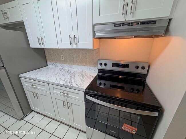 Building Photo - 283 Almansa Rd