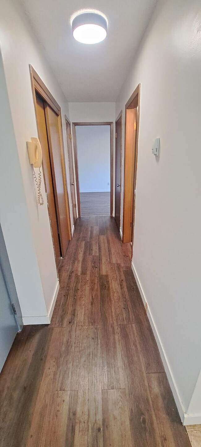 Photo du bâtiment - 8303-100 100 St NW