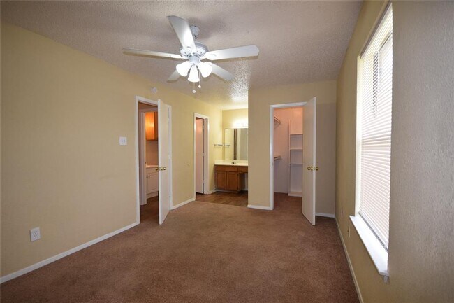 Foto del edificio - 6401 Basswood Dr