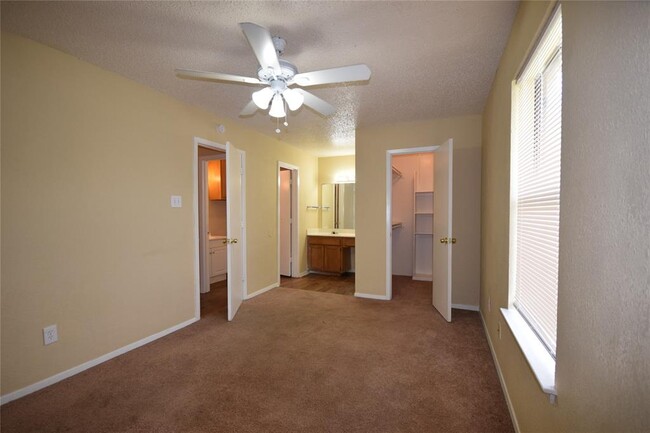 Building Photo - 6401 Basswood Dr