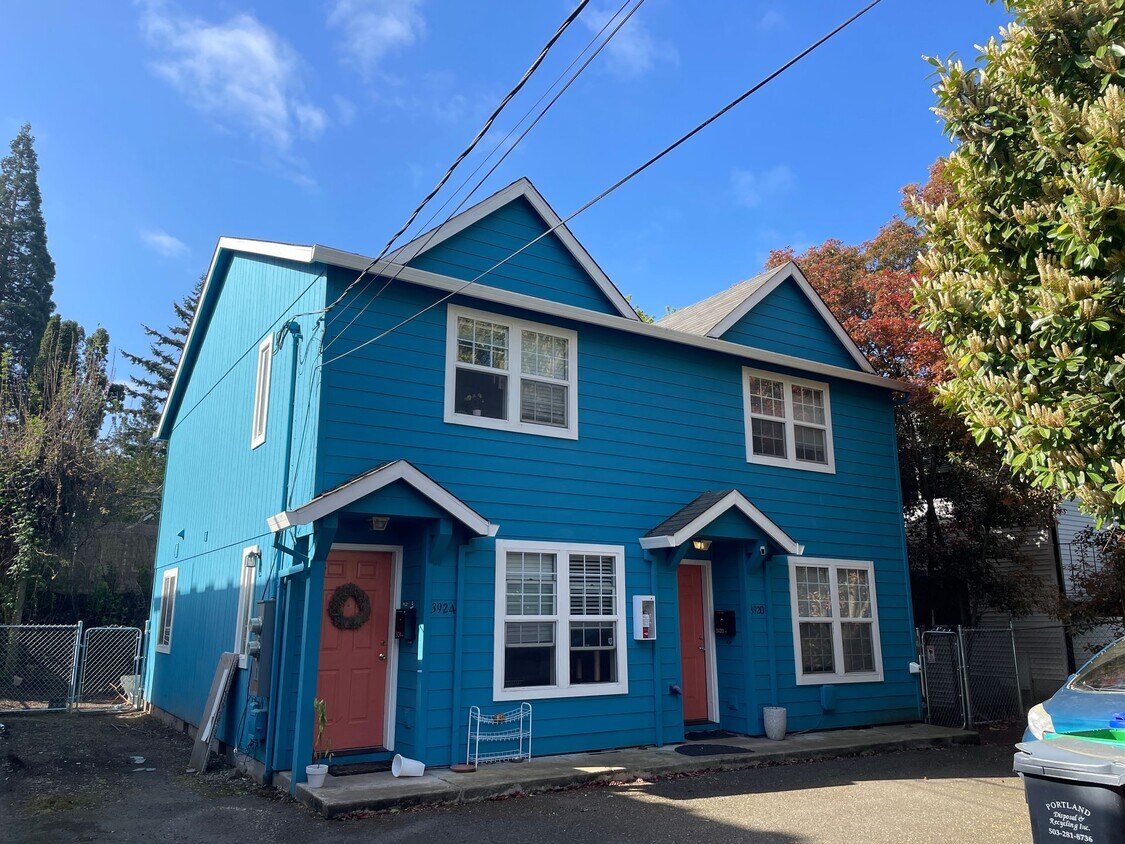 Primary Photo - Townhouse, 1.5 bath, w/d in unit, private back patio, all dogs welcome!