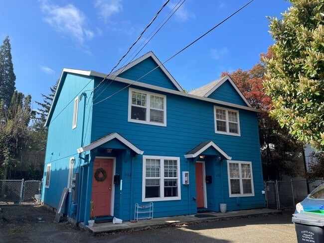 Townhouse, 1.5 bath, w/d in unit, private back patio, all dogs welcome! - Townhouse, 1.5 bath, w/d in unit, private back patio, all dogs welcome!