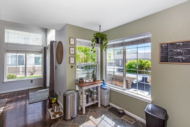 Building Photo - Great Townhome looking for Great Tenants!