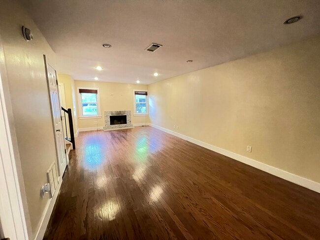 Building Photo - 877 Lenox Oaks Cir NE