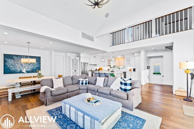 Building Photo - 411 1/2 Heliotrope Avenue