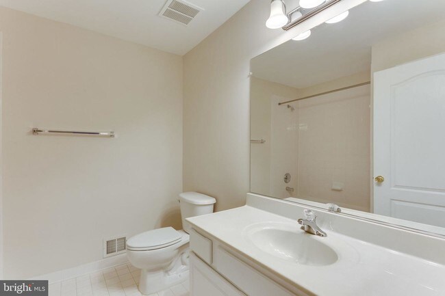 Building Photo - 13960 Greendale Dr