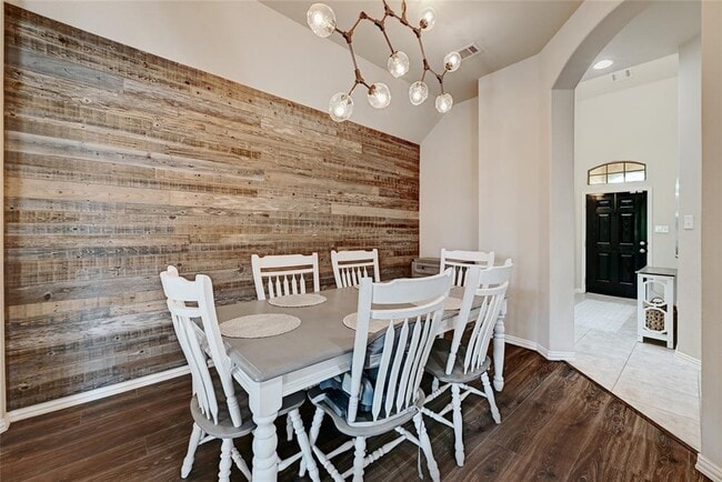 Foto del edificio - 2812 St Paul Rivera