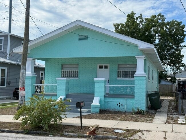 Charming 3 bed 1 bath 1176 Sq. Ft - Charming 3 bed 1 bath 1176 Sq. Ft House