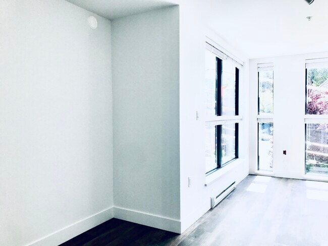 Photo du bâtiment - Sleek Modern 1-Bed with Rooftop Patio in the West End – $2,225/mo