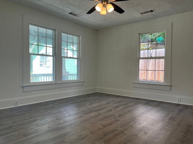 Foto del edificio - Spacious 2bd/1.5ba Home Minutes From W Midtown!