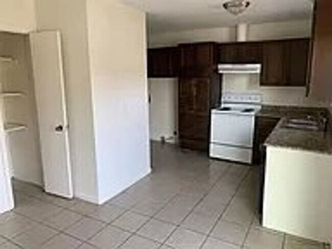 Building Photo - E 11th Ct Duplex