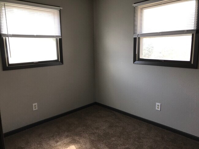 Los dormitorios son luminosos y ventilados. - 204 E 2nd St